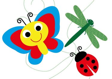 Bunte Applikationen: lächelnder gelb-roter Schmetterling, grüne Libelle und roter Marienkäfer mit Zierstichen