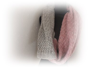 Zweifarbiger gestrickter Loop‑Schal in Grau und Altrosa mit Strukturmuster an einer Büste