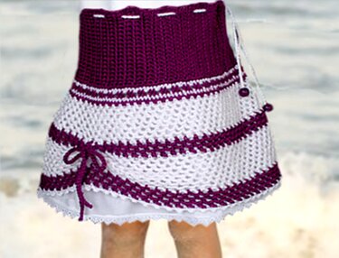 Gehäkelter Kinderrock weiß und purpur mit Kordelzug und Unterrock