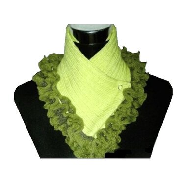 Lindgrüner maschinengestrickter Halswärmer mit moosgrünem Rüschenrand und Knopf auf schwarzer Schaufensterpuppe