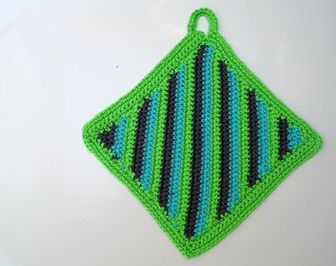 Gehäkelter quadratischer Topflappen in Grün mit blauen und grauen Streifen und Aufhängeschlaufe