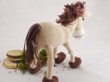 Gehäkeltes Amigurumi-Spielzeugpferd in Beige mit braunen Details