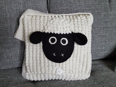 Weiße gehäkelte Tasche mit schwarzer Schaf-Applikation und Knopfverschluss