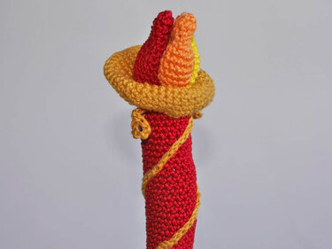 Gehäkelte Fackel in Rot, Orange und Gelb