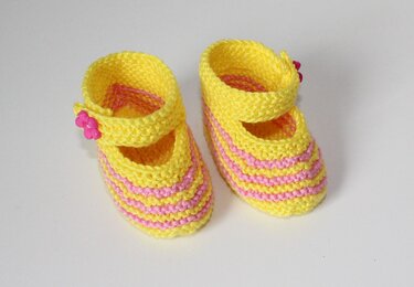 Gestrickte gelbe Babyschuhe mit rosa Streifen und Riemchen, Blütenknopf