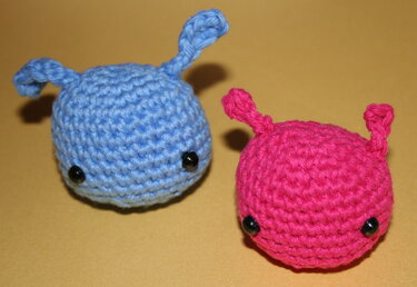 niedliches Alien, Kugelmonster, auch als Katzenspielzeug, zur Resteverwertung - Häkeln