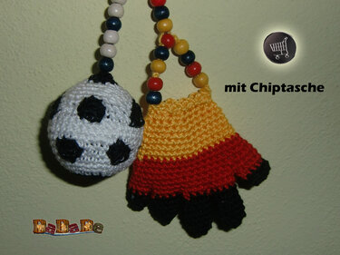 Gehäkelter Schlüsselanhänger mit Fußballmotiv und Chiptasche in Schwarz-Rot-Gold an Perlenkordeln