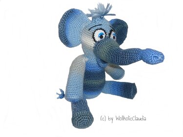 Gehäkelter Amigurumi-Elefant in blauem Verlaufsgarn, sitzend