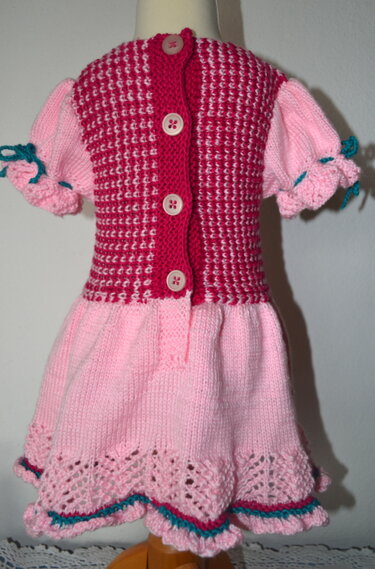Gestricktes Babykleid mit Knopfleiste, kurzen Puffärmeln und gestricktem Spitzenabschluss