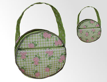 Zwei runde Kindergartentaschen in grün-weißem Vichy-Karo mit rosa Rosen und Spitzenborte, eine groß, eine klein