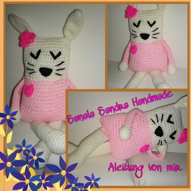 Weißes gehäkeltes Amigurumi-Häschen mit rosa Kleid und Herz