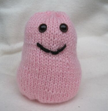 Rosa Amigurumi, glatt rechts gestrickt, mit Sicherheitsaugen und gesticktem Lächeln
