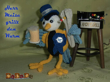 Gehäkelte Amigurumi-Meise mit Zylinder und ‚Bester Papa‘-Abzeichen, Schaumkrug und Mini-Grill