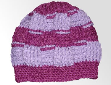 Gehäkelte Damenmütze in Lila und Pink mit Flecht- und Reliefmuster, gerippter Bund
