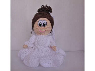 Gehäkelte Amigurumi‑Braut mit weißem Kleid und brauner Hochsteckfrisur