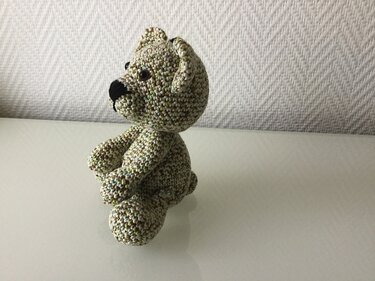 Gehäkelter sitzender Amigurumi-Teddybär aus meliertem Garn