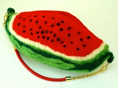 Filz-Clutch in Form einer Wassermelone mit roten Innenflächen, schwarzen Samenpunkten und grün-weißem Rand