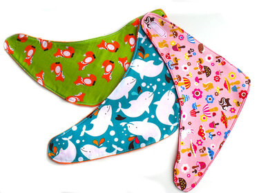Drei farbenfrohe dreieckige Baby-Halstücher mit Tiermustern: grüne Füchse, türkise Wale, pinke Waldtiere