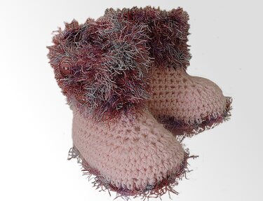 Gehäkelte Babyschuhe mit kontrastierendem flauschigem Rand