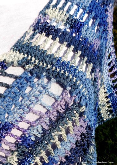 Nahaufnahme gehäkeltes Netzmuster mit Luftmaschen und Stäbchen in Blau-Lila
