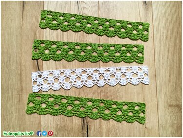 Vier gehäkelte Spitzenbordüren (drei grün, eine weiß) auf hellem Holz.