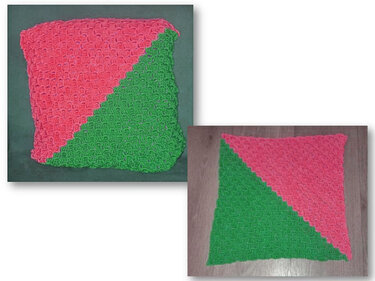 Gehäkeltes Quadrat mit diagonaler Farbteilung: ein Dreieck pink, das andere grün, strukturiertes Reliefmuster