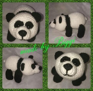 Vier Ansichten eines handgehäkelten Panda-Amigurumi in Schwarz und Weiß.