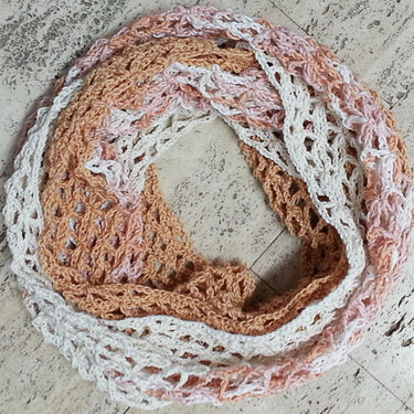 Gehäkelter Loop-Schal in Weiß, Rosa und Apricot mit Lochmuster
