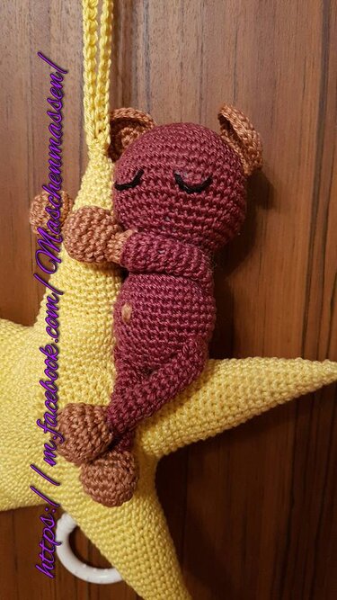 Detailaufnahme: gehäkeltes Amigurumi am gelben Stern mit weißem Zugring