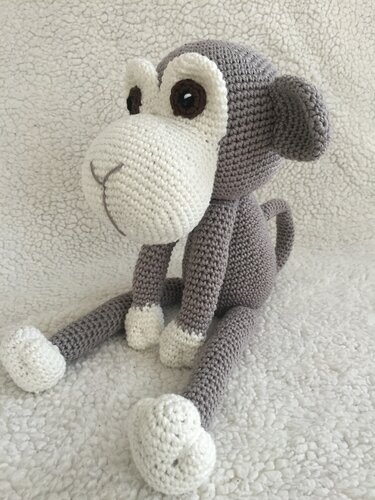 Crochet pattern of a cute monkey in a PDF file, clearly described with photos in Deutsch English and Dutch