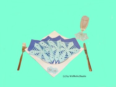 Gedeck mit hellblauer gehäkelter Serviettenauflage, Untersetzer und kleinen Blüten auf weißem Teller und blauer Serviette, Besteck und Glas.