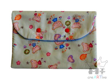 Hellgrüne Stofftasche mit Bärchen-, Ballon- und Blumenmuster und roten Druckknöpfen