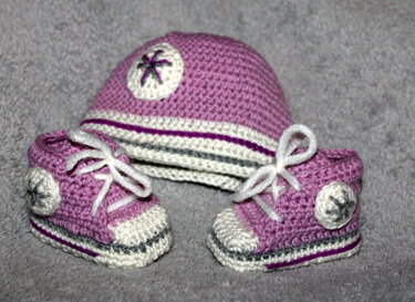 Gehäkelte Baby-Mütze und Babyschuhe in Rosa, Weiß und Grau