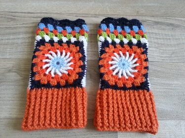 Gehäkelte Kinder-Beinstulpen mit orangefarbenem Rippbündchen und buntem Granny-Quadrat