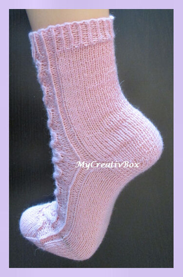 Rosa Stricksocke mit glatt rechts Musterung, Rippbündchen und seitlicher Muschelkante