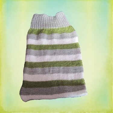 Gestrickter Babyschlafsack mit horizontalen Streifen in Grün, Weiß und Grau