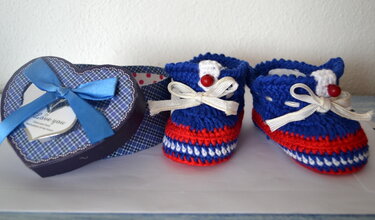 Farbenfrohe gehäkelte Babyschuhe mit Herz-Geschenkbox