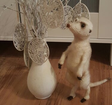 Gehäkeltes Erdmännchen, stehend, mit betontem Schwanz und Pfoten