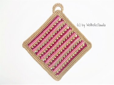 Quadratischer gehäkelter Topflappen in Rosa, Pink und Natur mit diagonalen Streifen und Aufhängeschlaufe auf weißem Hintergrund