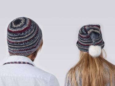 Rückenansicht zweier gestreifter, gehäkelter Mützen: Beanie und Zipfelmütze mit Bommel.
