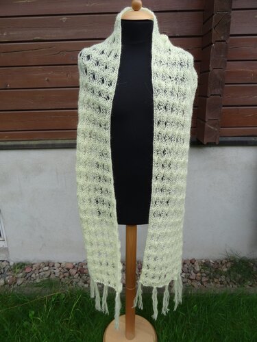 Langer hellgelber gestrickter Schal mit Lochmuster und Fransen an einer Schneiderpuppe