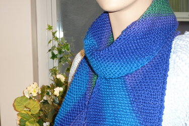 Gestrickter Schal mit Farbverlauf in Blau, Türkis und Grün auf Schaufensterpuppe
