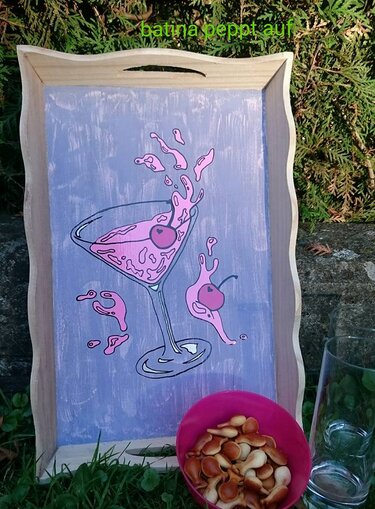 Bemaltes Holztablett mit grafischem Martiniglas in Pink und Kirschen, Schüssel mit Snacks und Glas daneben