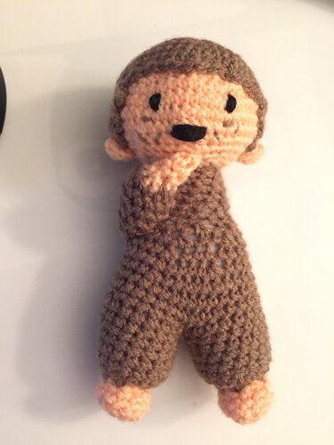 Gehäkelte Amigurumi-Puppe mit braunem Körper und beigen Details