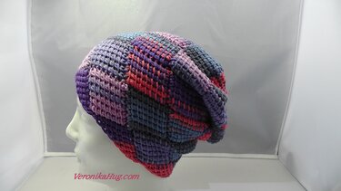 Mehrfarbige gehäkelte Damen-Slouch-Mütze in Violett, Blau und Rot auf Schaufensterkopf