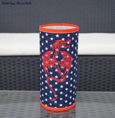 Zylindrische Stoffhülle dunkelblau mit weißen Sternen und rotem Drachenplott