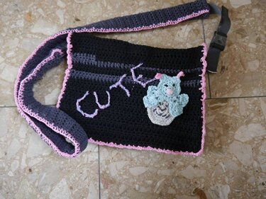 Gehäkelte Umhängetasche schwarz-grau mit rosa Rand, Eulen-Applikation und 'cute'-Schriftzug
