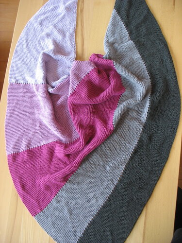 Flach ausgebreitetes Dreieckstuch mit Blockstreifen in Pink, Rosa und Grau, kraus rechts gestrickt