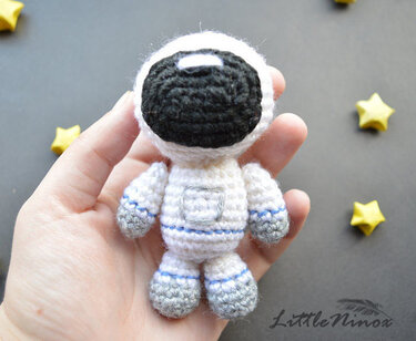 Astronaut amigurumi crochet pattern. DIY handmade toy.