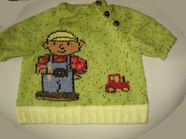 Hellgrüner gesprenkelter Baby-Pullover mit gestricktem Bauarbeiter, rotem Traktor und Schulterknöpfen